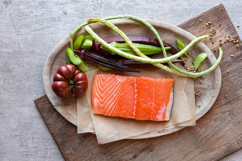 Mengapa anda tidak perlu takut pewarna merah jambu di salmon yang dibesarkan ladang yang berpatutan