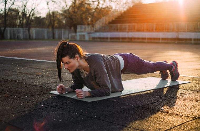 5 ABS movimentos para ajudar a vencer o jantar pós-feriado