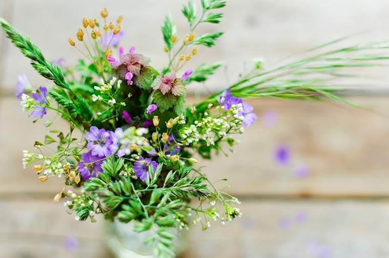 Como fazer com que suas flores de mercearia baratas pareçam um buquê caro