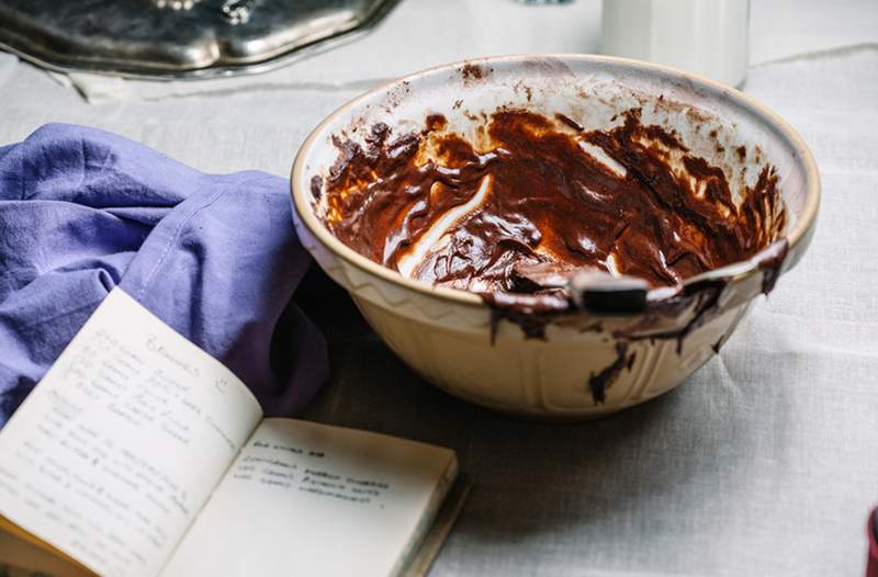 Denne fluffy veganske chokoladekageopskrift er næsten for god til at være sand