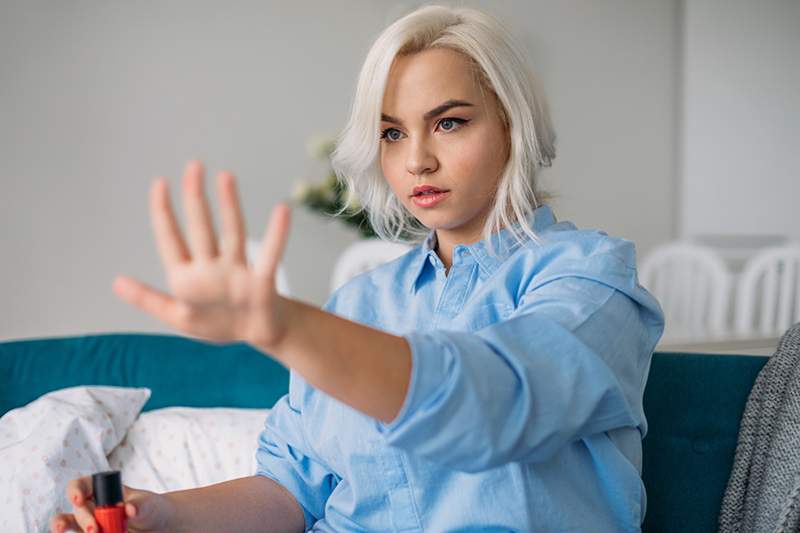 Hoe u uw nagels gezond houdt als u stopt met het krijgen van manicures