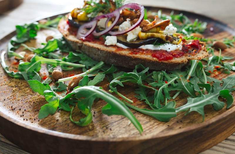 Papan salad adalah mangkuk baru-iaitu, jika anda suka makan di lantai