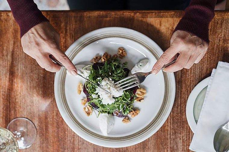 5 hinterhältige Faktoren, die unbewusst die Art und Weise beeinflussen, wie Sie essen