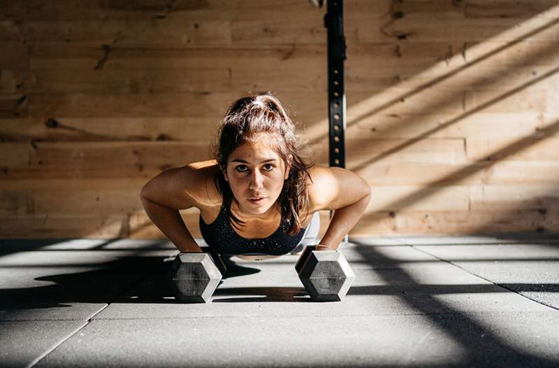 5 push-up tertimbang yang paling menantang untuk latihan tingkat berikutnya