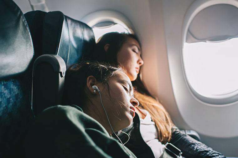 Como dormir bem em um avião-mesmo em treinador