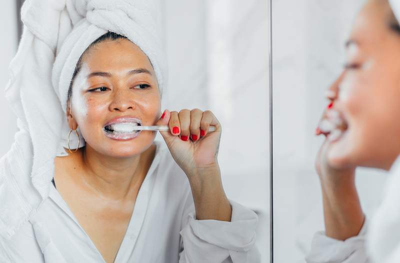 'Ik ben een cosmetische tandarts, en dit is mijn 5-staps nachtelijke routine voor mondverzorging'