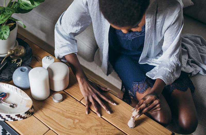 Come togliere lo smalto per unghie dalla pelle, il modo sano