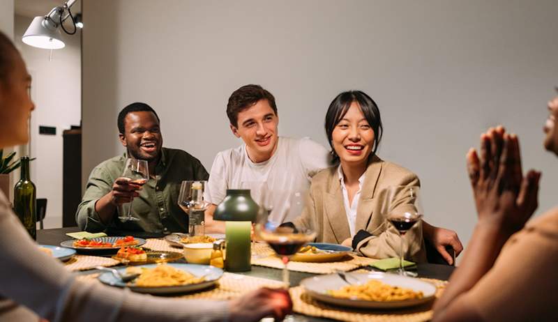 Solo Desk Lunches uw norm? Uit een nieuw onderzoek blijkt dat 91% van de mensen die met anderen eten zich minder gestrest voelen