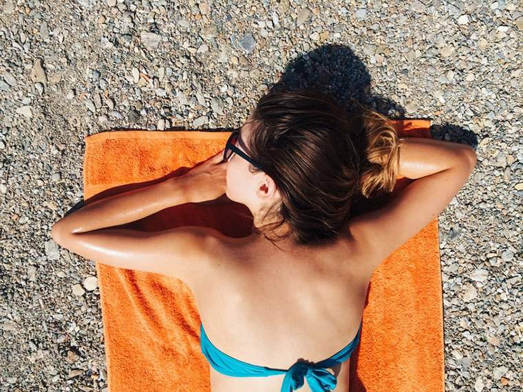 SOS, SPF! 6 zonnebrand symptomen om in de gaten te houden