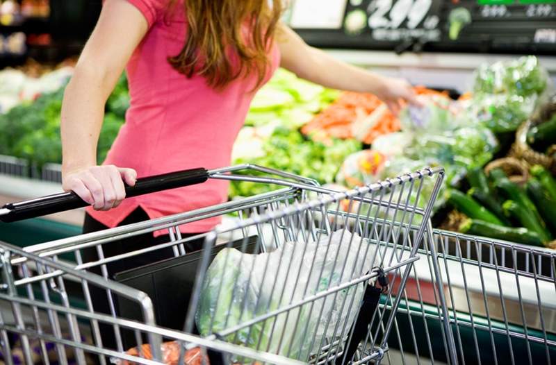 La raison grossière de ne jamais mettre des aliments déballés ou débagus dans votre panier