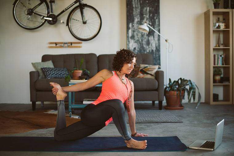 12 video di yoga gratuiti che ti daranno un flusso di qualità da studio da casa