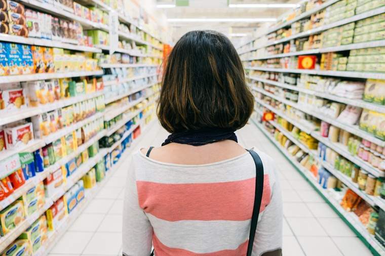 Label de alimentos lendo 101 o que é sabor natural e é bom para você?