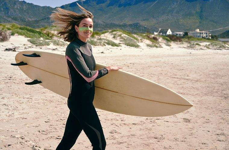 Há um motivo ecológico para embalar protetor solar de algas marinhas para a sua escapadela de inverno na praia