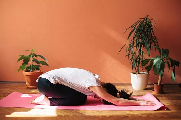 Perché la tua lezione di yoga hot potrebbe essere più dannosa per la pelle rispetto ai raggi UV