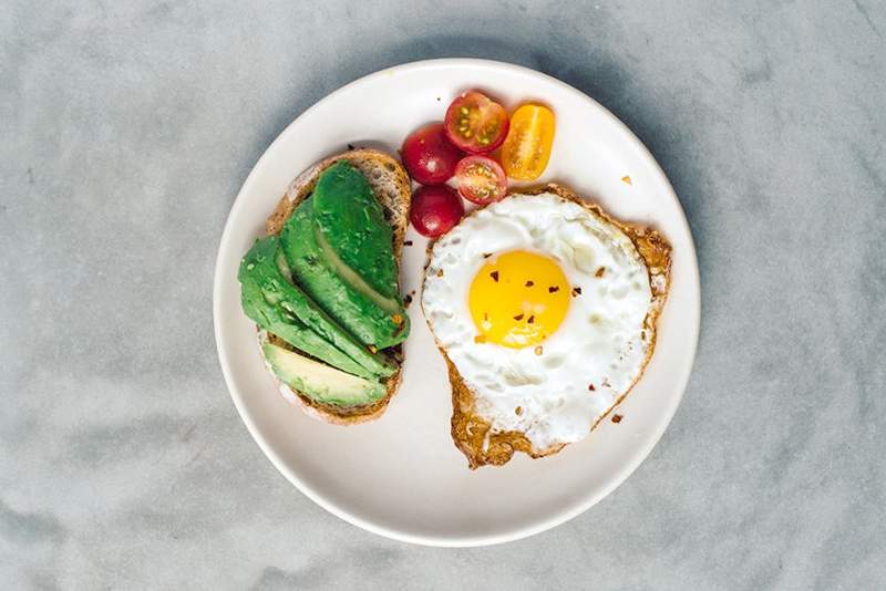 Veganos, regozije -se! Encontramos a receita perfeita de ovo frito vegano que contribui para uma adição de café da manhã por ovo