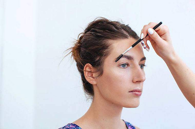 Bu ünlü bir makyaj sanatçısının Fuller Brows'da sırrı