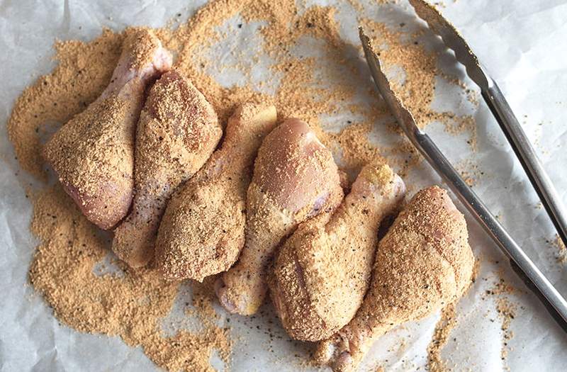 Queimado em proteína chata? As migalhas de pão compatíveis com ceto estão aqui para salvar o dia