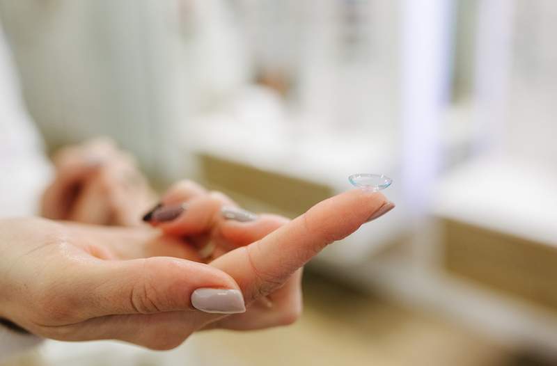 Ik ben een optometrist, en dit zijn de 7 meest voorkomende contactlens fouten die mensen maken '