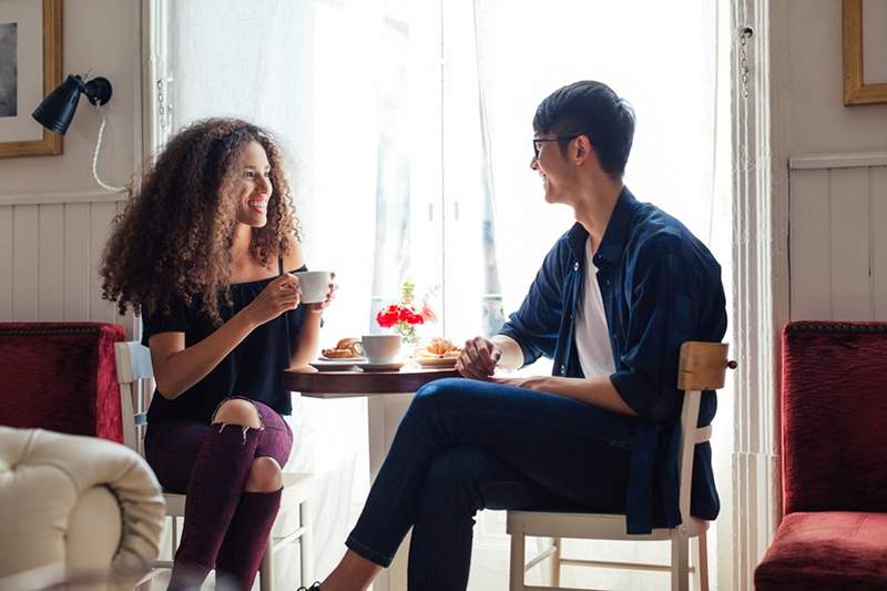 Neatsakomi būdai pasakyti, ar kažkieno flirtuoja su jumis (ar ne)