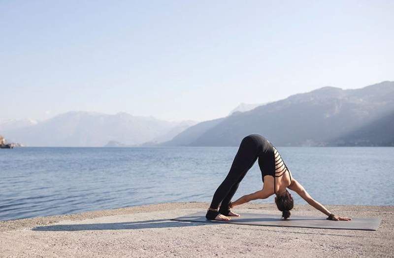 Tidak dapat menyentuh jari kaki anda? Kedua -dua langkah yoga ini akan mengubahnya