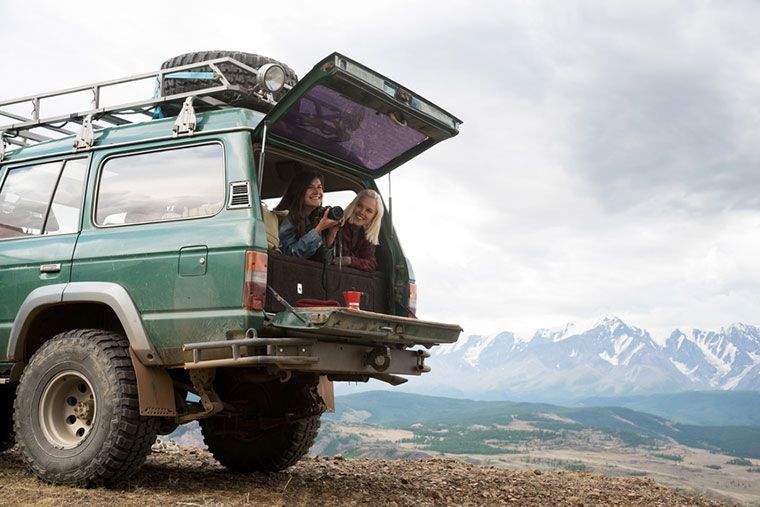 La razón científica por la que te hace feliz nombrar tu auto, pero no tu estera de yoga