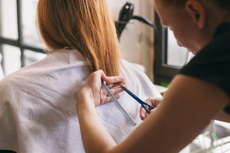 Así es con la frecuencia que debes recortar tu cabello si estás tratando de cultivarlo