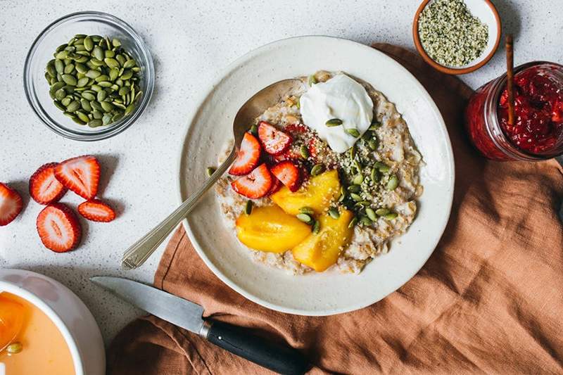 Vytvorte si svoju útulnú misku ovsených vločiek s nízkym obsahom sacharidov výmenou v superkoslednej hviezdnej ingrediencii