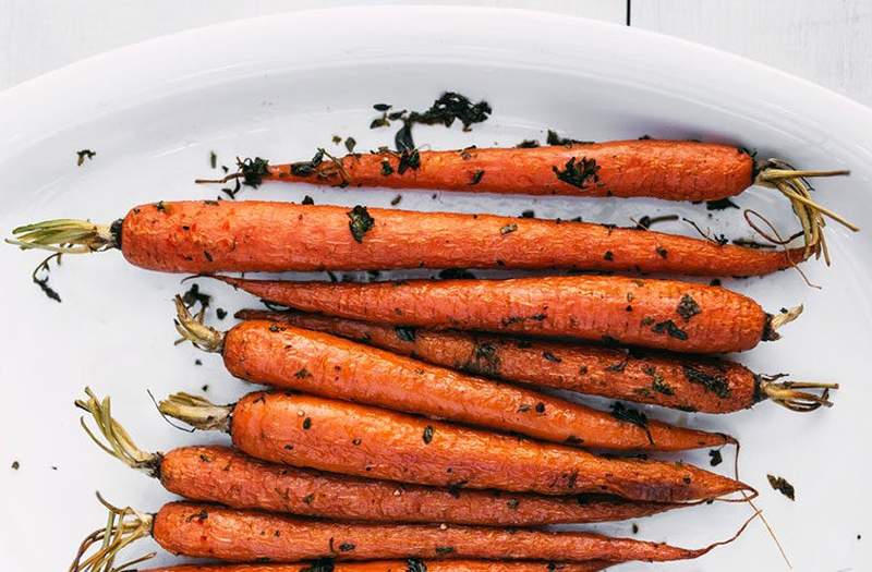 Die einfache Zutat ina Garten trägt zu ihren gerösteten Karotten bei, um den Geschmack ernsthaft zu erhöhen