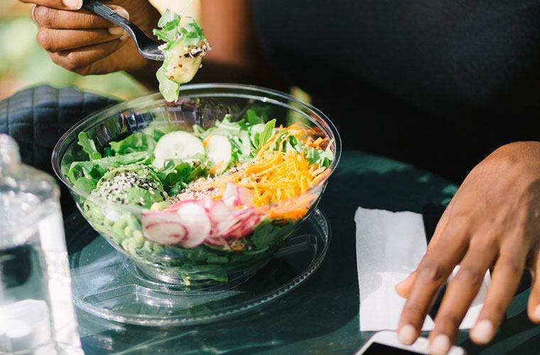 Bagged salat sparer måske tid, men det er næringsstofrækkende * og * bakterierige