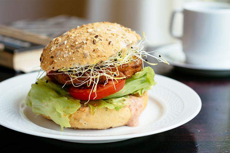 Den frugtagtige hovedingrediens i denne vegetariske burger er ret overraskende