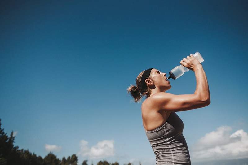 Questo è quanta acqua da bere dopo una sesh di sudore che acconsente ai medici