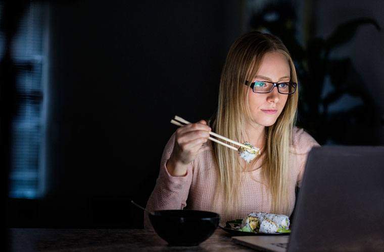 Fique longe desses 5 alimentos antes de dormir para melhor sono (e saúde a longo prazo)