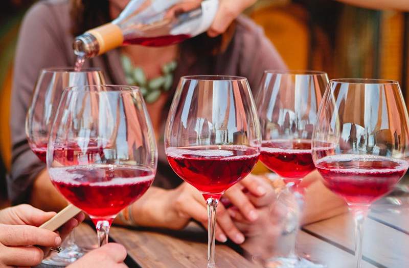 Due uccelli, un drink come sostenere le donne sorseggiando cocktail di stagione delle vacanze