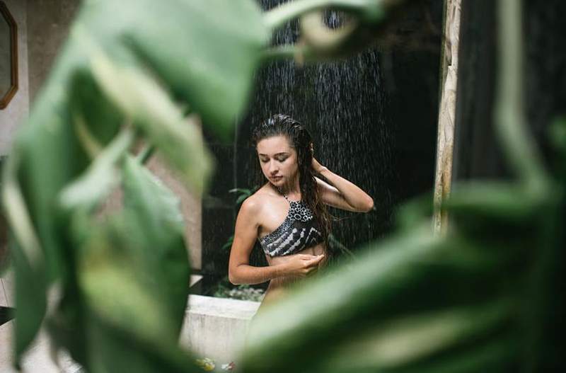 Dit is * precies * hoe lang uw gemiddelde douche zou moeten zijn voor een schone en gezonde huid