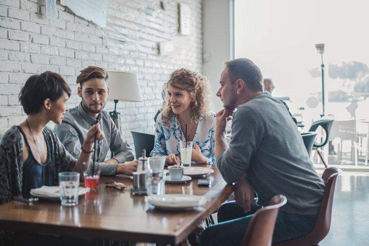 De eenvoudige, door de neurowetenschapper goedgekeurde tip voor het verbinden met anderen