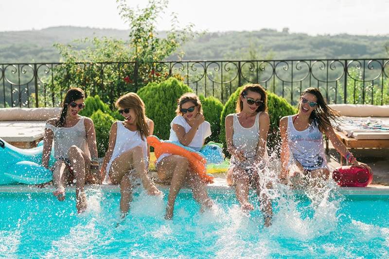 Todo lo que necesitas para organizar una fiesta en la piscina de verano de siguiente nivel