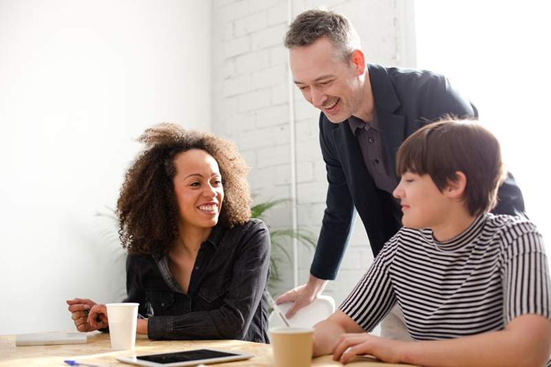 3 tips om netwerkevenementen te domineren ondanks sociale angst, volgens een psychiater