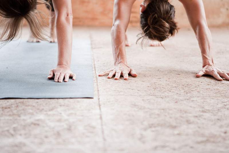 Necesitamos yoga desnudo (y su magia que aumenta la confianza) ahora más que nunca