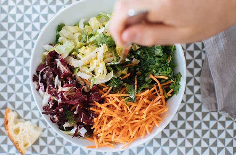 Conquistar o bar de saladas Whole Foods como um chefe absoluto com esta estratégia