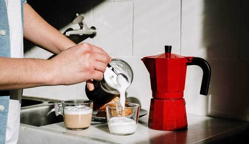 9 amanti della caffeina sul perché la loro routine di caffè mattutina è un atto di auto-cura