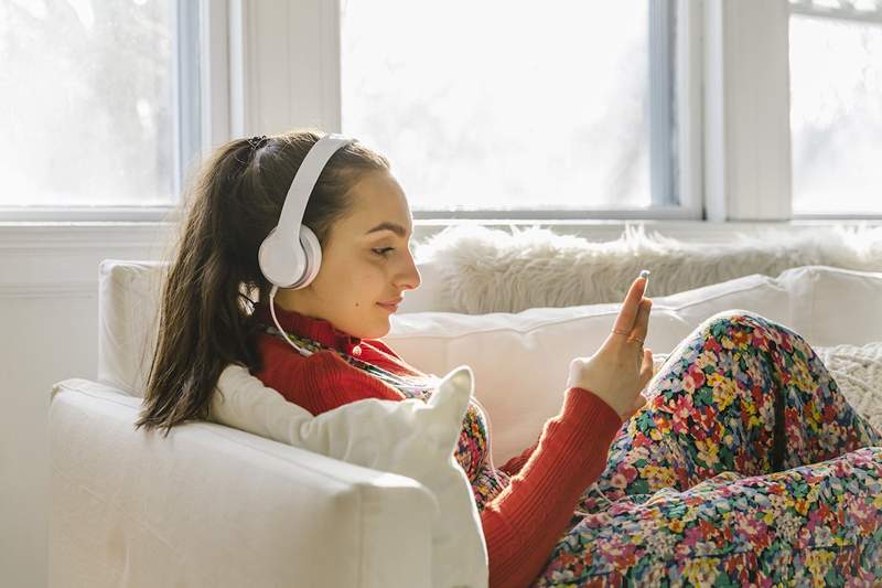 Popadněte svá sluchátka těchto 10 nezbytných zdravotních podcastů upusťte wellness znalosti, kterým můžete skutečně věřit