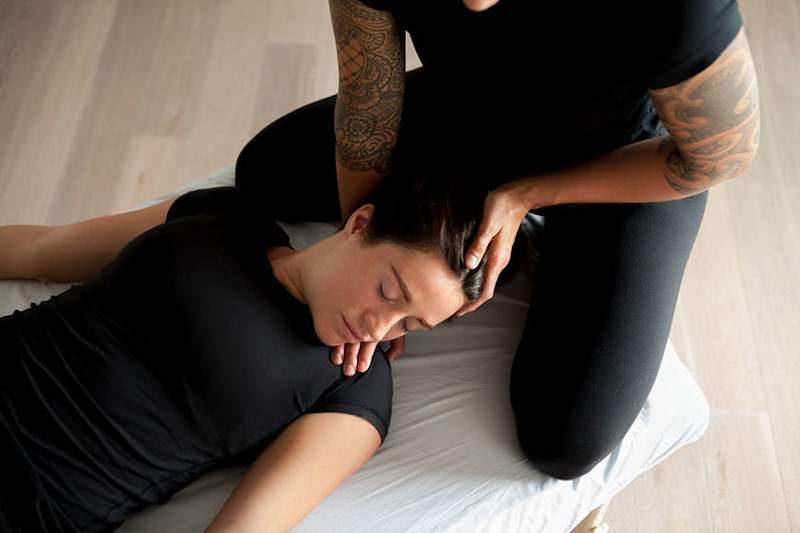 Pas vos massages thaïlandais de frottement moyen libèrent la tension et alignez votre esprit