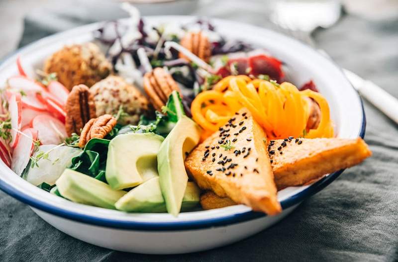 Diese einfache „Nourish Bowl“ -Formel bekommt in 5 Minuten flach auf dem Tisch zu Abendessen auf dem Tisch