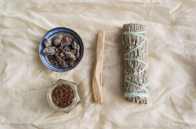 Por que você pode querer repensar seu hábito de palo santo