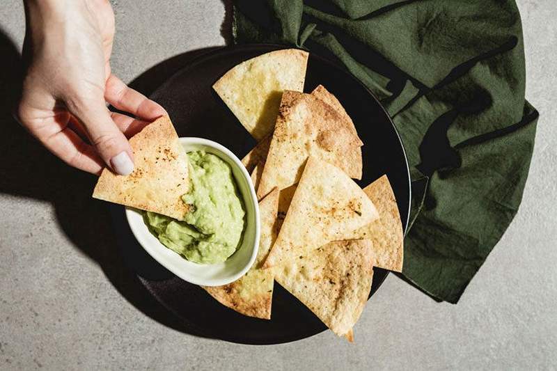 Los nuevos chips de tortilla del comerciante Joe están sazonados con coles de Bruselas, y me comí toda la bolsa a la vez