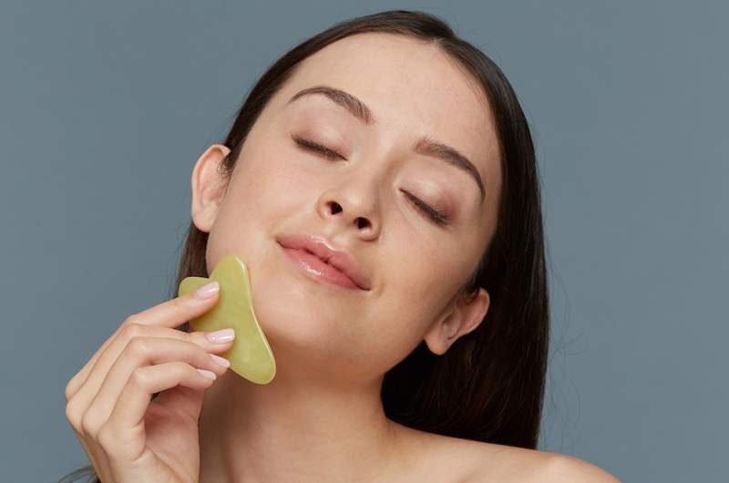 Um esteticista compartilha o básico sobre como gua sha como um profissional