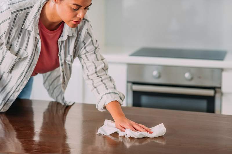 Um especialista em vida sustentável compartilha como fazer bricolage um limpador não-tóxico para todos os fins