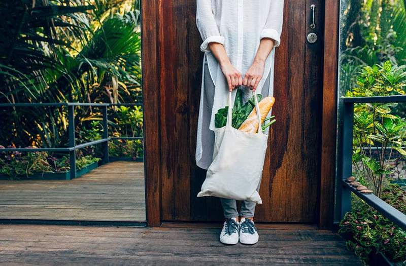 Les sacs en plastique sont annulés à New York, donc tout le monde attrape un fourre-tout réutilisable