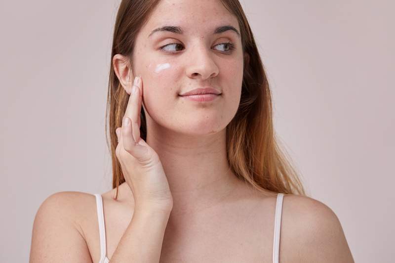 Sono un dermatologo e ti sto implorando di smettere di fare affidamento sui trattamenti a punti come una cura dell'acne