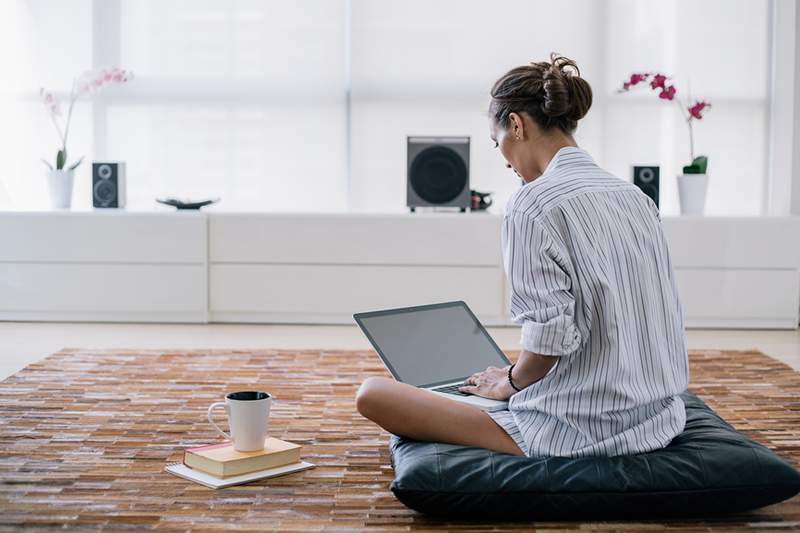 Los mejores y peores lugares para sentarse cuando trabajan desde casa, según Posture Pros